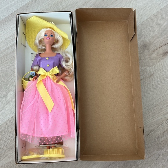 Spring blossom Barbie - Picture 2 of 2